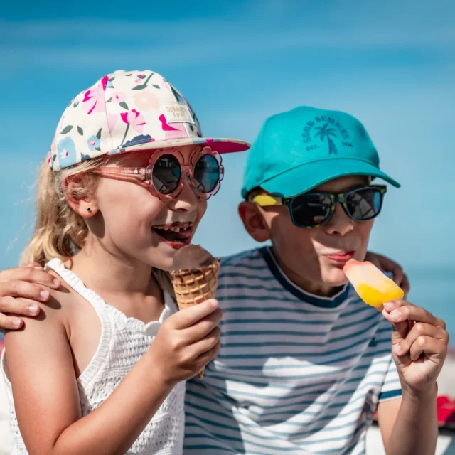 Enfants qui mangent une glace à Yport